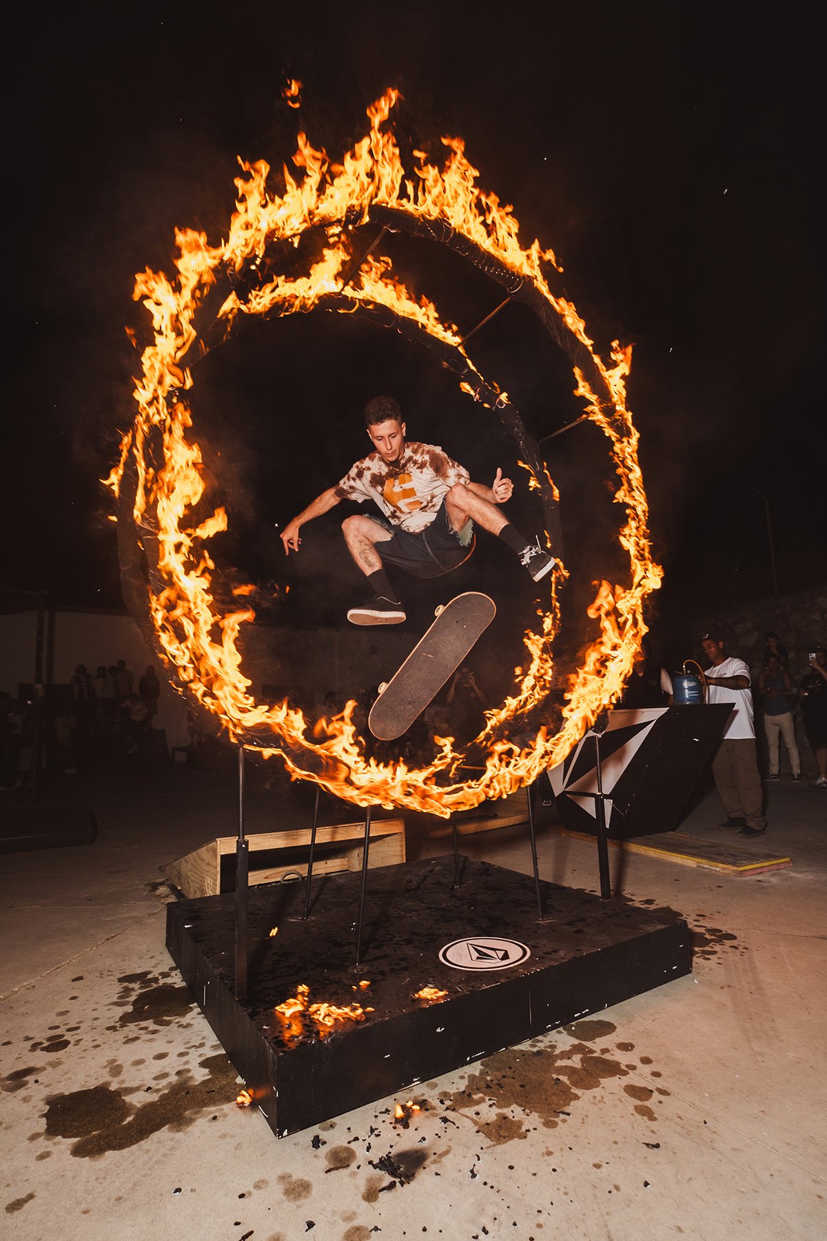 Skater saltando en un evento de La Bodega Skate Center
